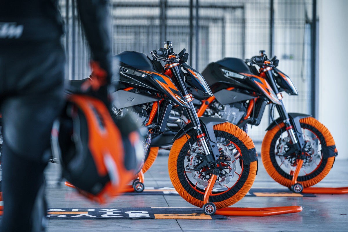KTM: ecco la nuova 890 Duke R 